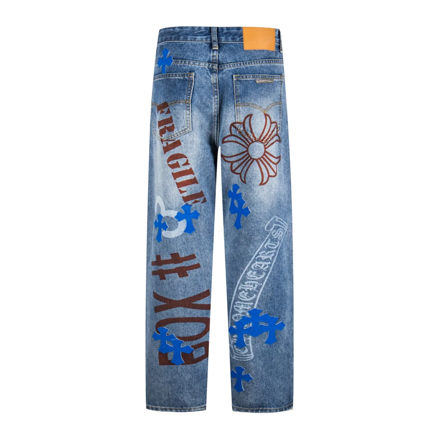 P260 Chrome Hearts washed graffiti blue cross couple jeans are a hot trend this season and are sought after by countless celebrities and fashionistas. The neat details of the cutting process add color to the playful fashion! The neat and meticulous design, and the well-fitting structure is unique. The upper body not only has outstanding recognition, but also looks younger and younger. A style with the ultimate wearing meaning and performance, gorgeous color matching, and the craftsmanship of this style is also extremely extraordinary. After the finished product is washed, it is disassembled and hand-made with sheepskin cross leather and then spliced ​​together to complete. The whole piece has too many craftsmanship to describe. It is decorated with patchwork cross flowers and high-waisted washed jeans! ! Absolutely high-end luxury product, a god-level single product, a super popular product, made by top heavy industry, a magic weapon that cannot be missed to hit the streets. Style number: 1834# Size: 28 30 32 34 Color: blue